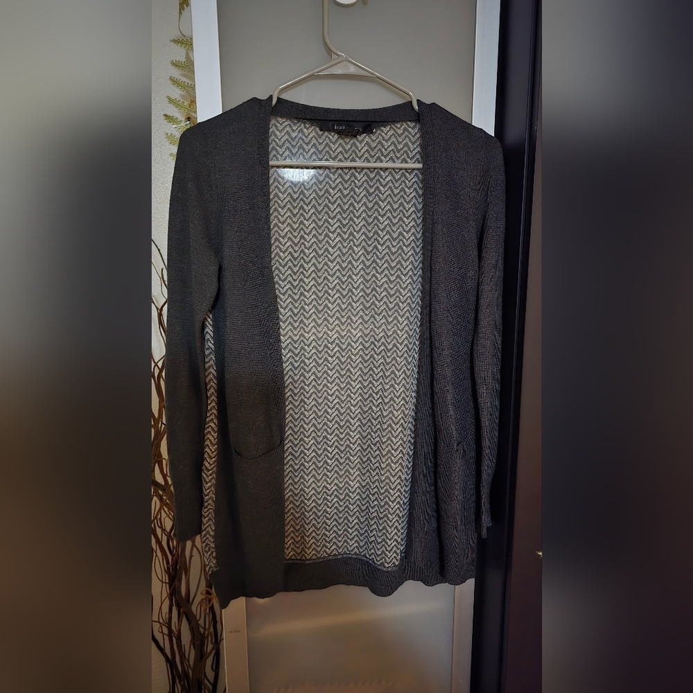 Chic Gray Blazer With Patterned Lining - image 1